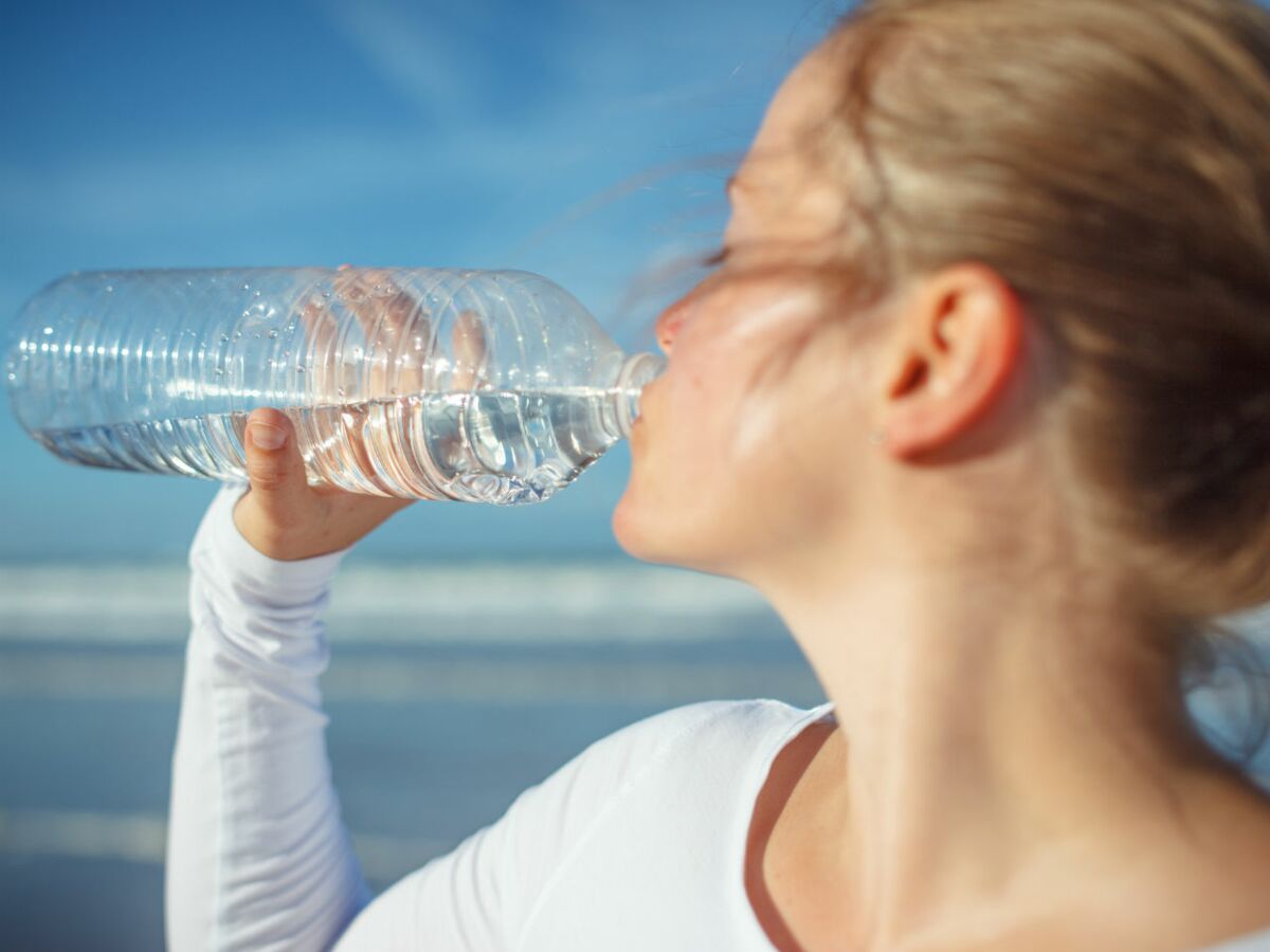 Astuce Du Jour Comment Rafraichir Une Bouteille D Eau Sans Frigo Femme Actuelle Le Mag