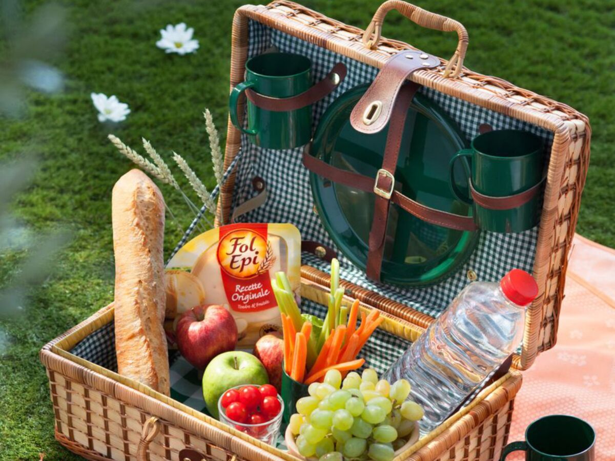 Правильный пикник. Корзинка для пикника с едой. Корзина на пикник с продуктами. Пикник на природе. Набор продуктов для пикника на природе.