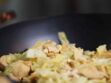 La recette du wok de chou vert poulet et noix de cajou en vidéo