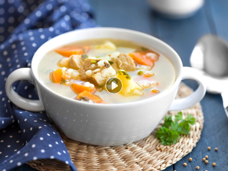 La recette de la soupe de poulet aux légumes en vidéo : Femme Actuelle ...