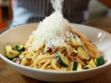 Vidéo : les spaghettis à la carbonara et courgettes