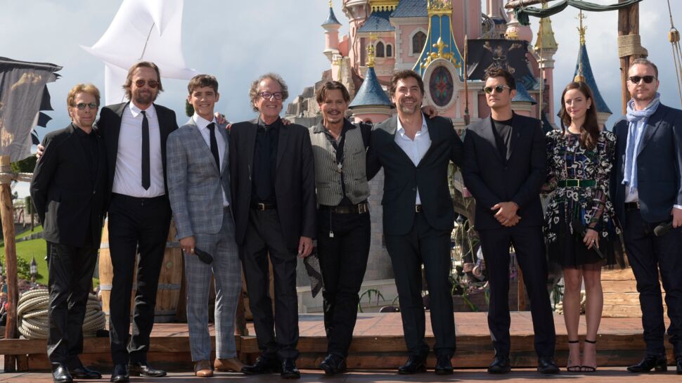 Johnny Depp et l’équipe du film "Pirates des Caraïbes : La Vengeance de Salazar" surprennent les fans à Disneyland Paris