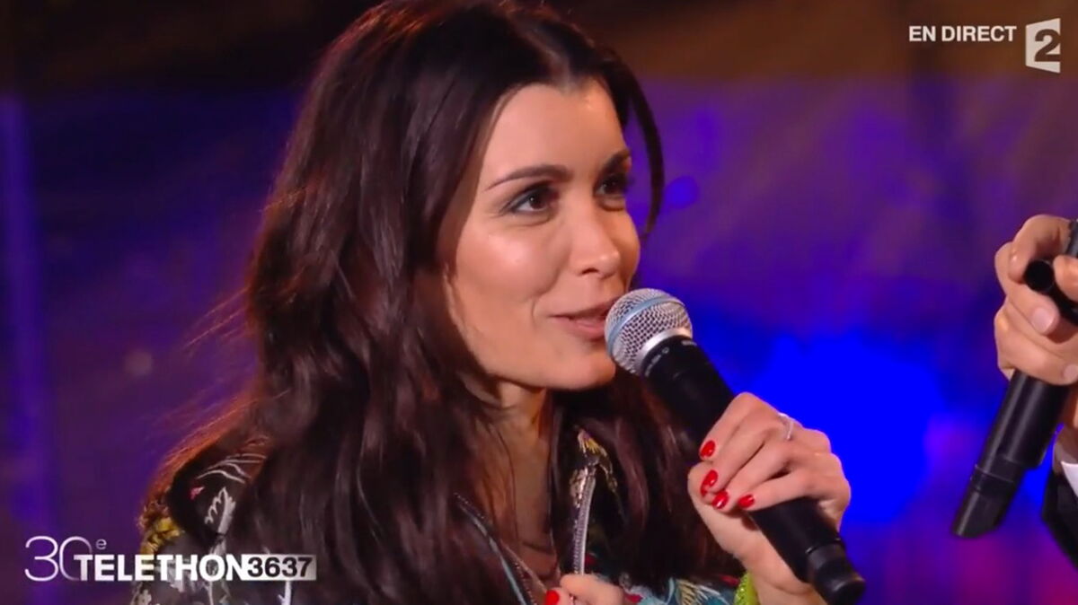 FEMME ACTUELLE - Jenifer émue aux larmes offre aux enchères son médaillon porte-bonheur