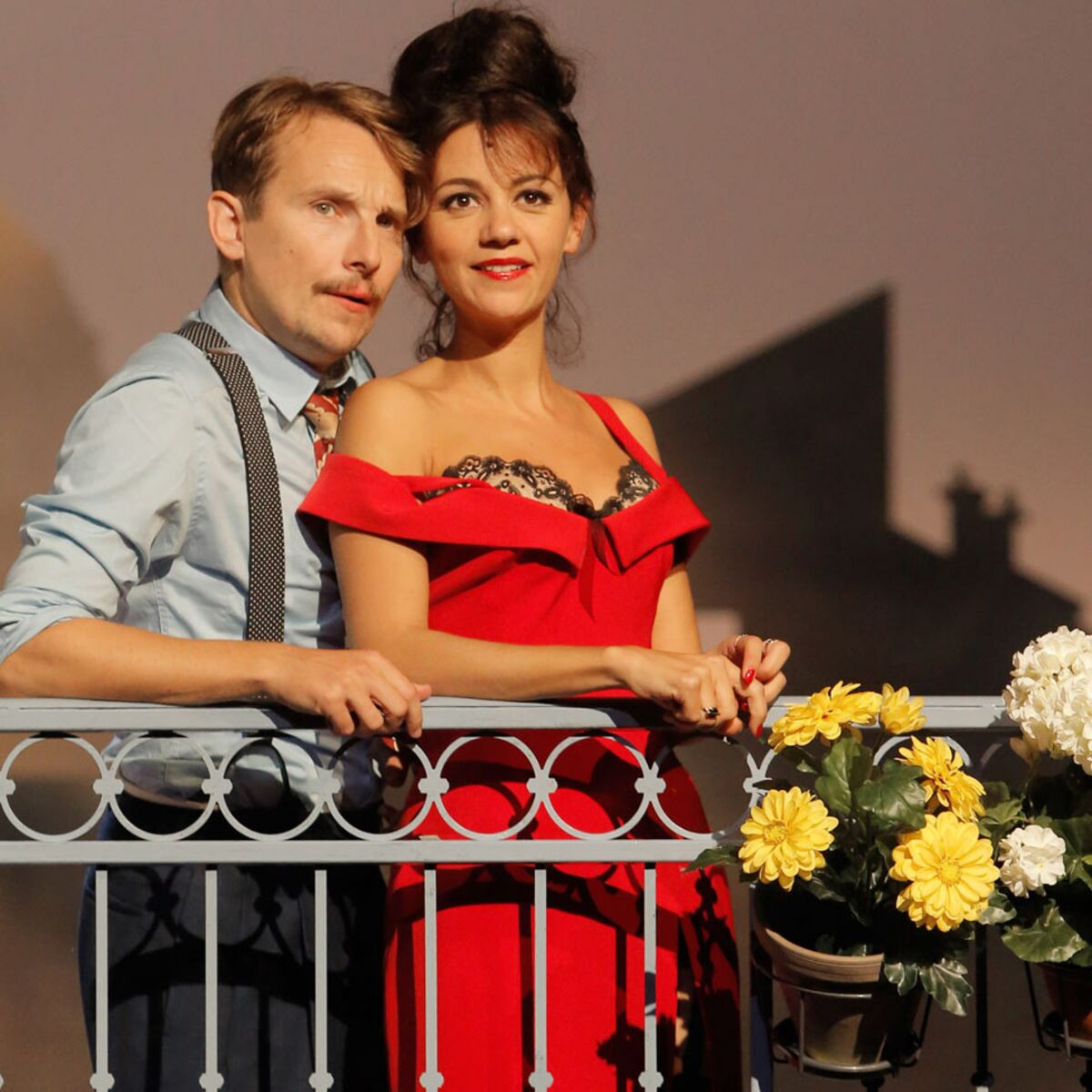 Armelle Deutsch Et Lorant Deutsch Lien Dans "Irma la douce" Lorànt Deutsch couvre sa femme de baisers : Femme  Actuelle Le MAG