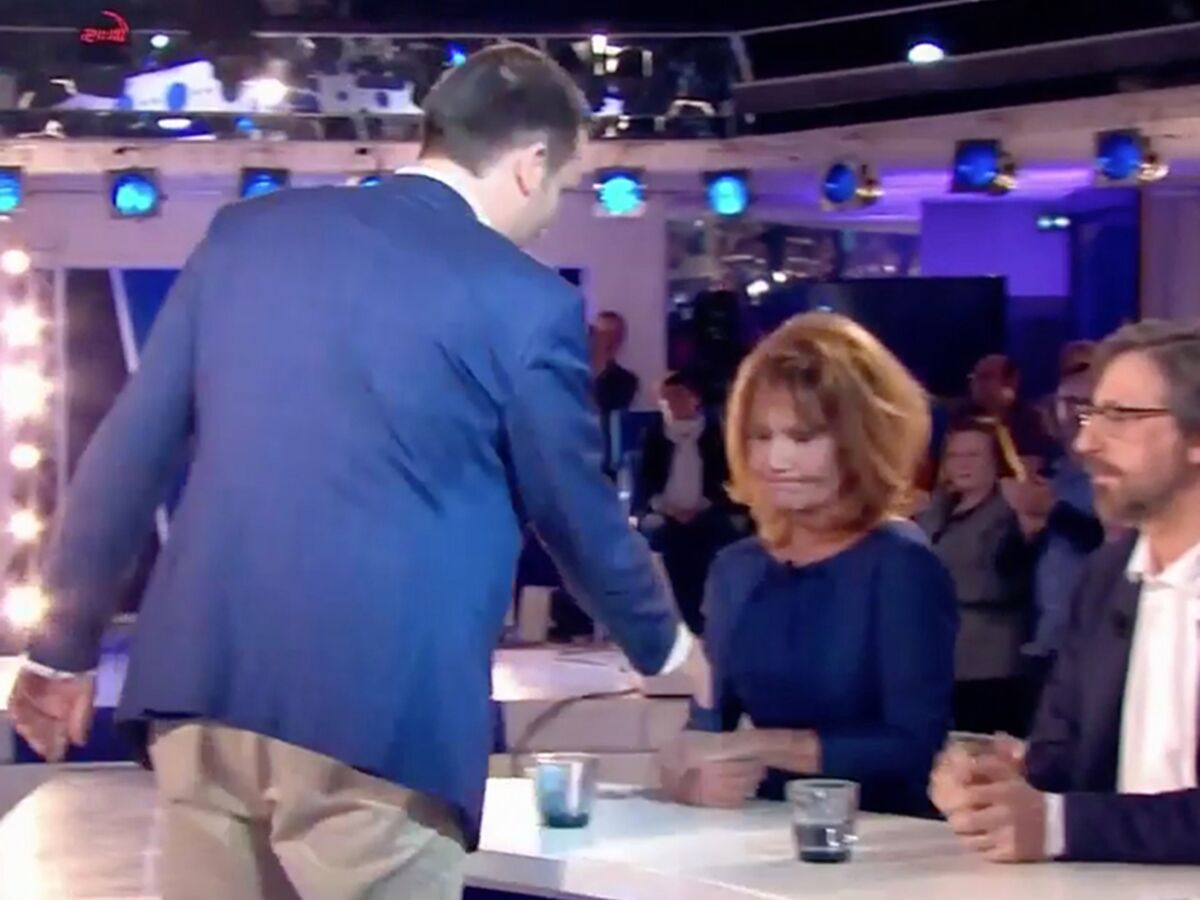 Onpc Clementine Celarie Refuse De Serrer La Main De Florian Philippot Femme Actuelle Le Mag