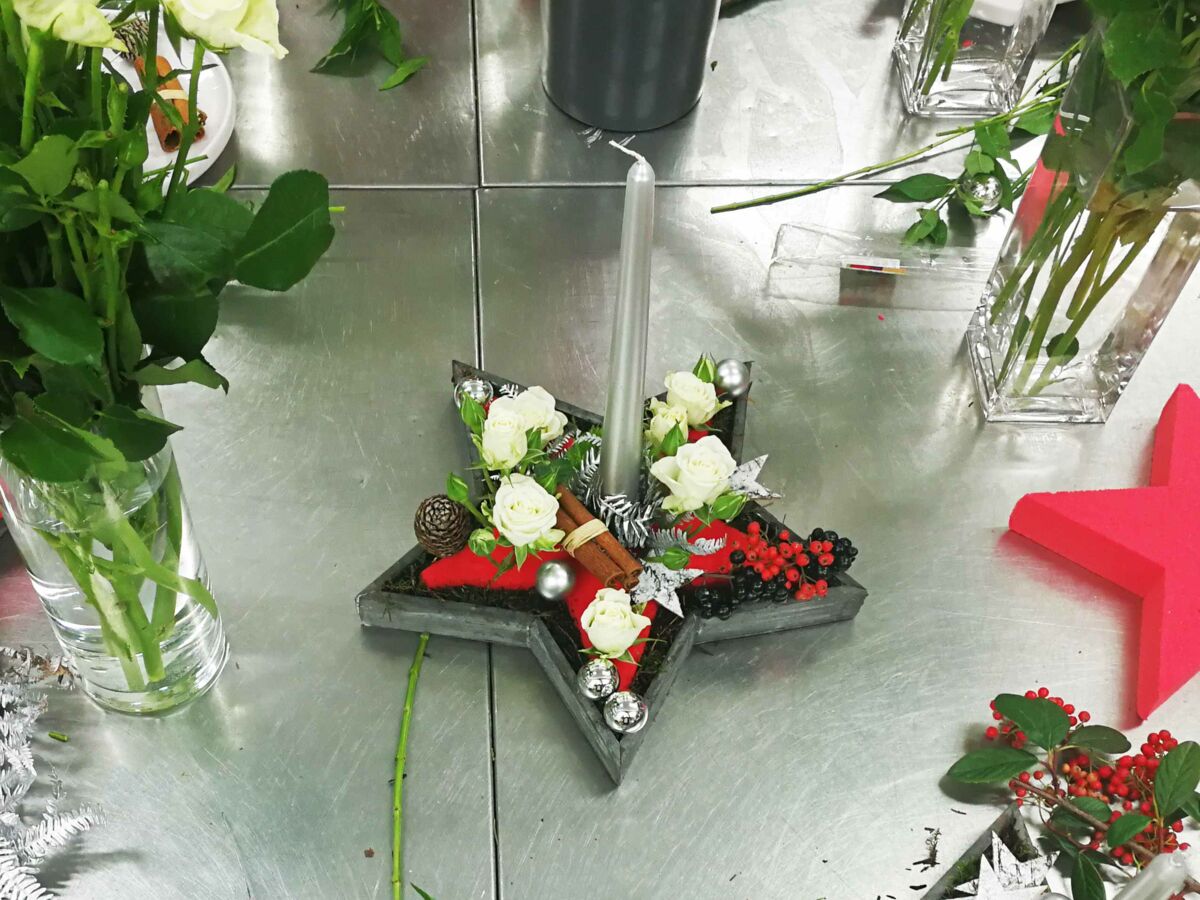 DIY de Noël : un centre de table avec des fleurs de saison : Femme Actuelle  Le MAG