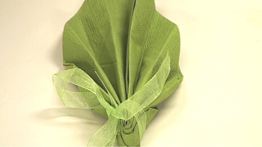 Pliage de serviette en forme de feuille