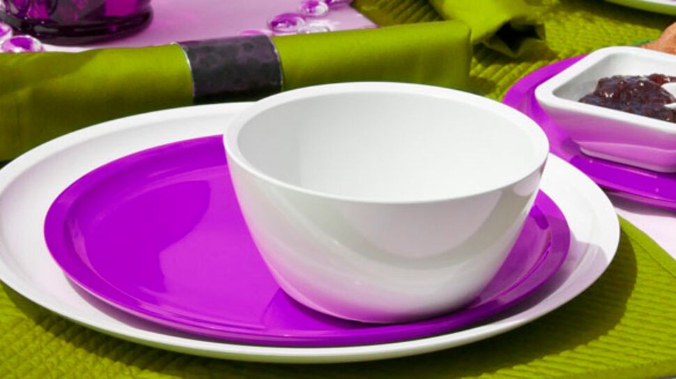 Vaisselle colorée pour table d'été