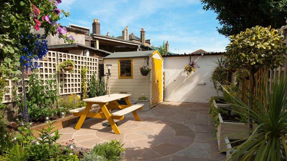 Aménagement extérieur : 8 idées pour rafraichir simplement un abri de jardin