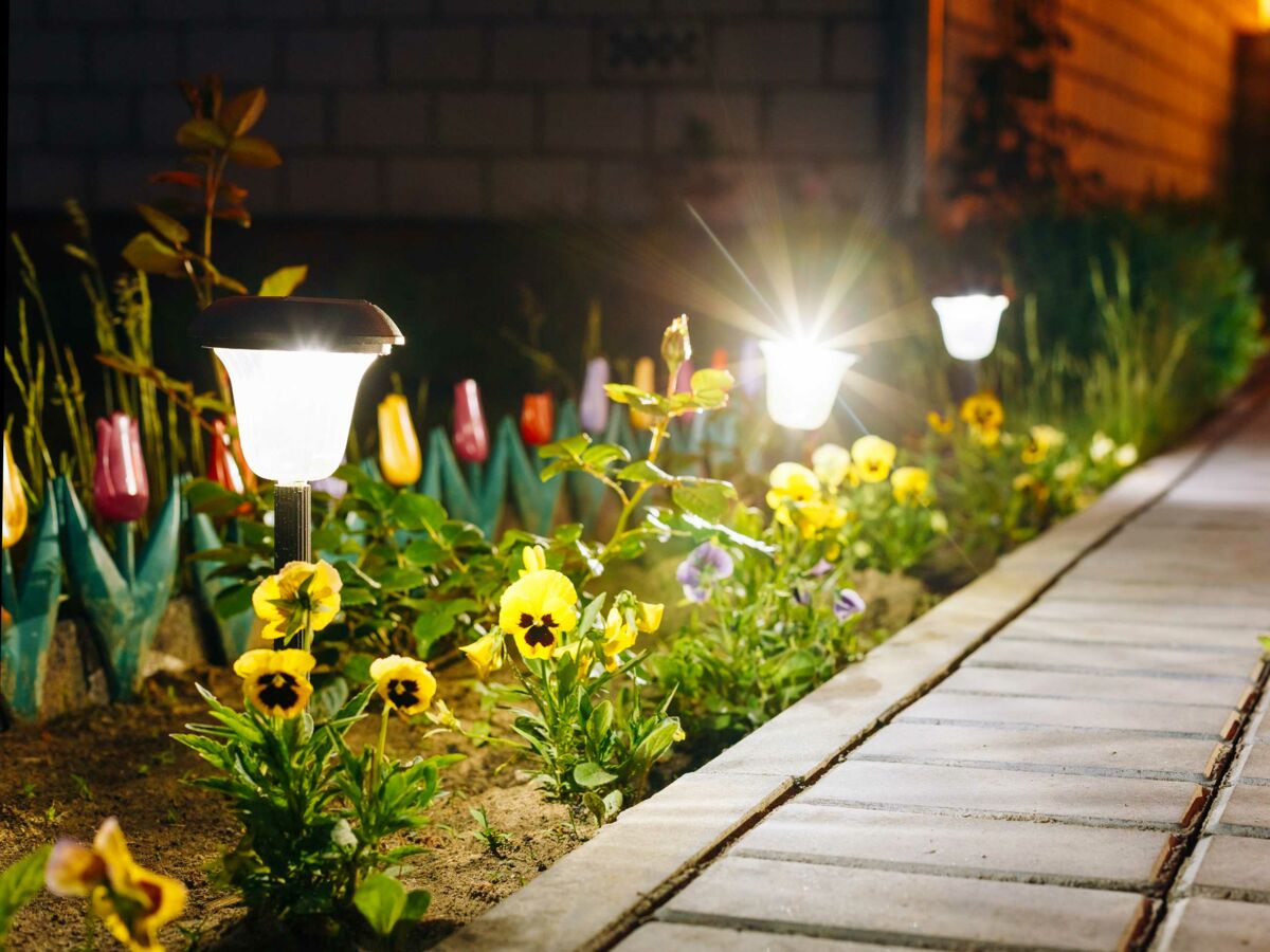 Les lampes solaires de jardin : que valent-elles, comment les choisir ?