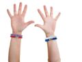 DIY : des bracelets de supporters à tricoter