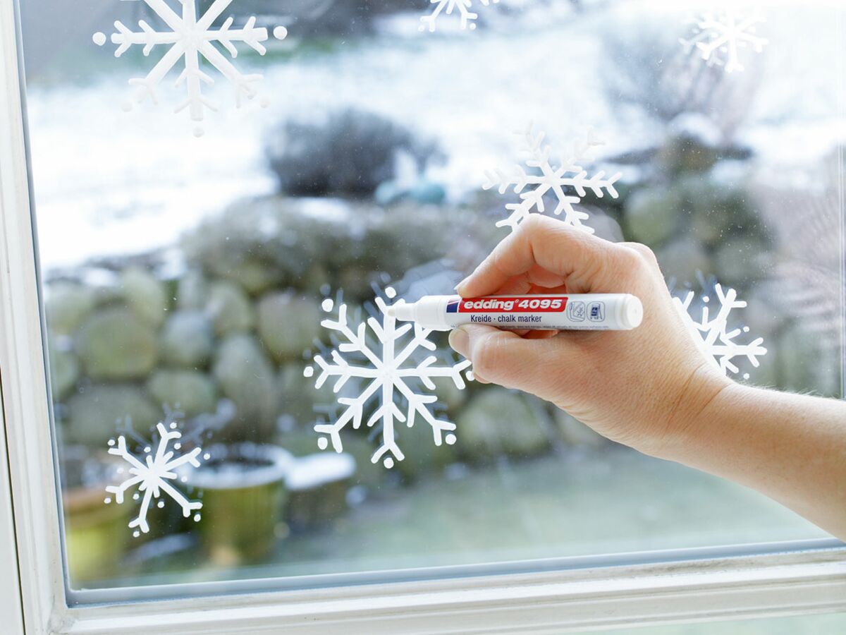 Décoration noël sur fenêtre : quelle astuce pour effacer neige, peinture et  sticker sur une vitre ou une vitrine - Tout Pratique