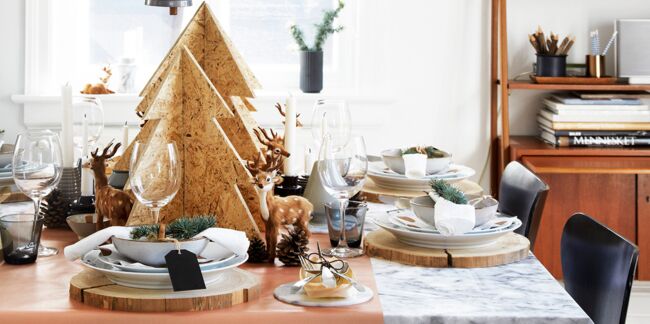 Idées déco : une maison en bois et marbre pour Noël