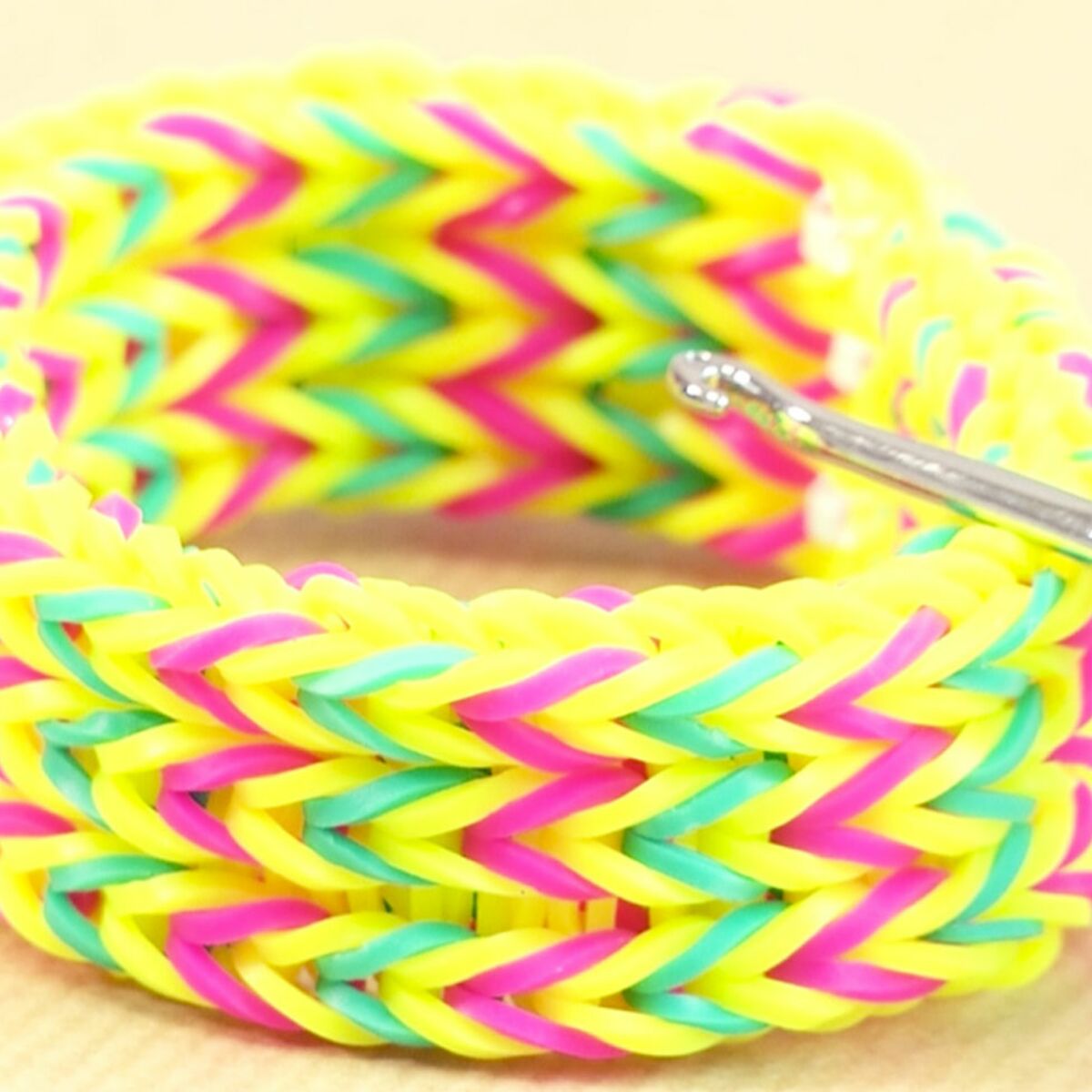 Rainbow Loom : tuto d'un bracelet en élastiques Fishtail par M. 9 ans !