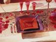 Une table rouge et or