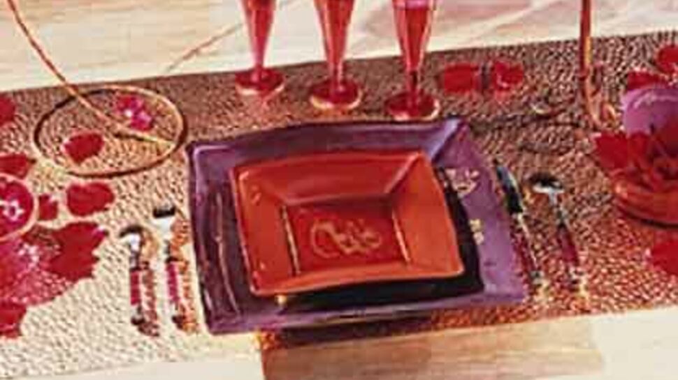 Une table rouge et or