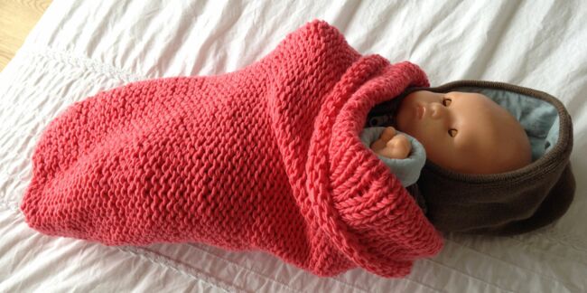 Tricot bébé : une chaussette d’emmaillotage