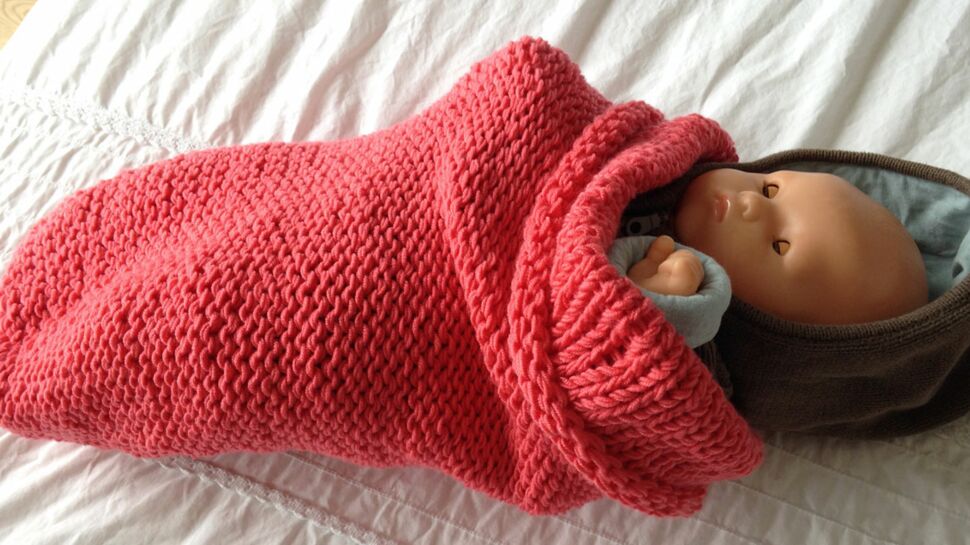 Tricot bébé : une chaussette d’emmaillotage