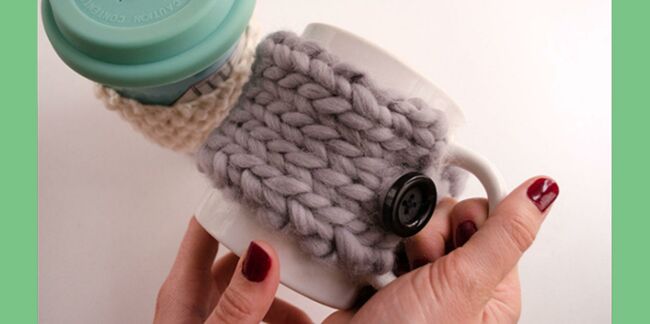 Un cache-mug en tricot, le DIY idéal pour Noël