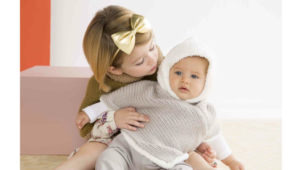 Un poncho tricoté pour bébé