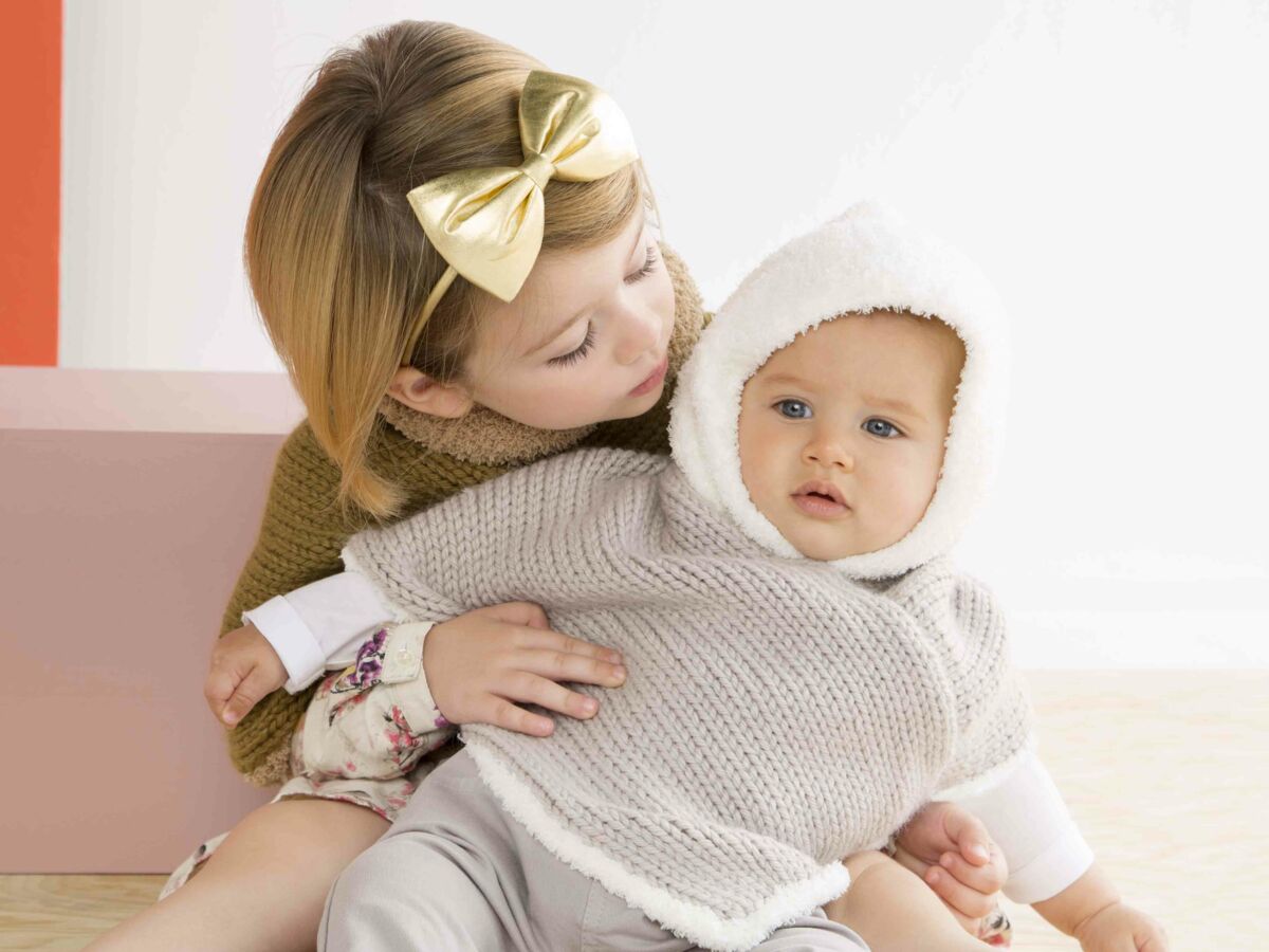 Un Poncho Tricote Pour Bebe Femme Actuelle Le Mag