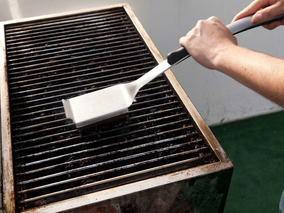 Comment bien nettoyer la grille de votre barbecue ? - Côté Maison