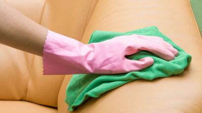 Comment nettoyer un canapé en cuir sans l'abîmer ? : Femme