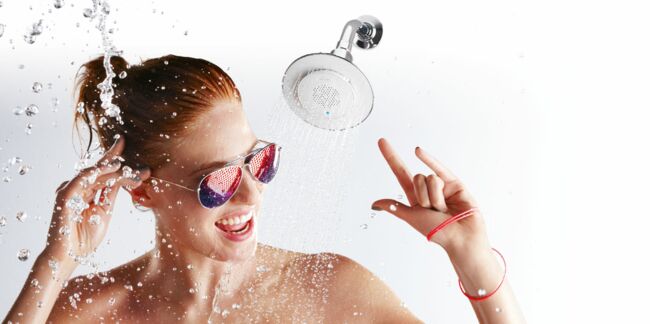 Une douche de tête se fait haut-parleur pour chanter sous la douche.