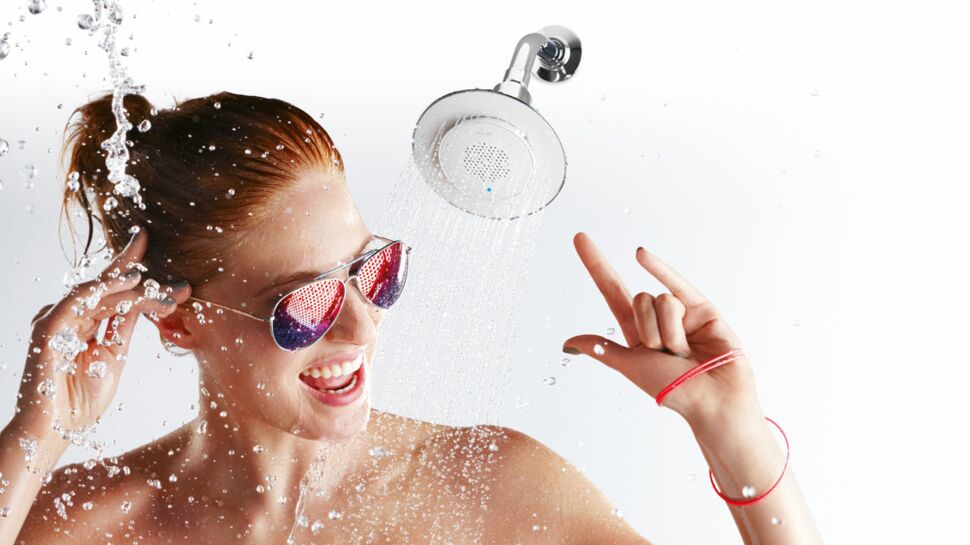 Une douche de tête se fait haut-parleur pour chanter sous la douche.
