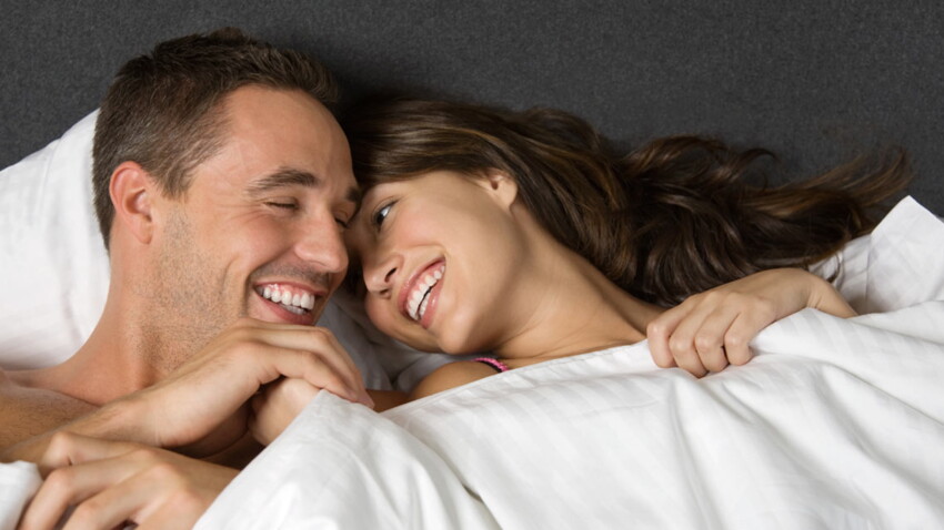 Femme à Droite Dans Le Lit Couple