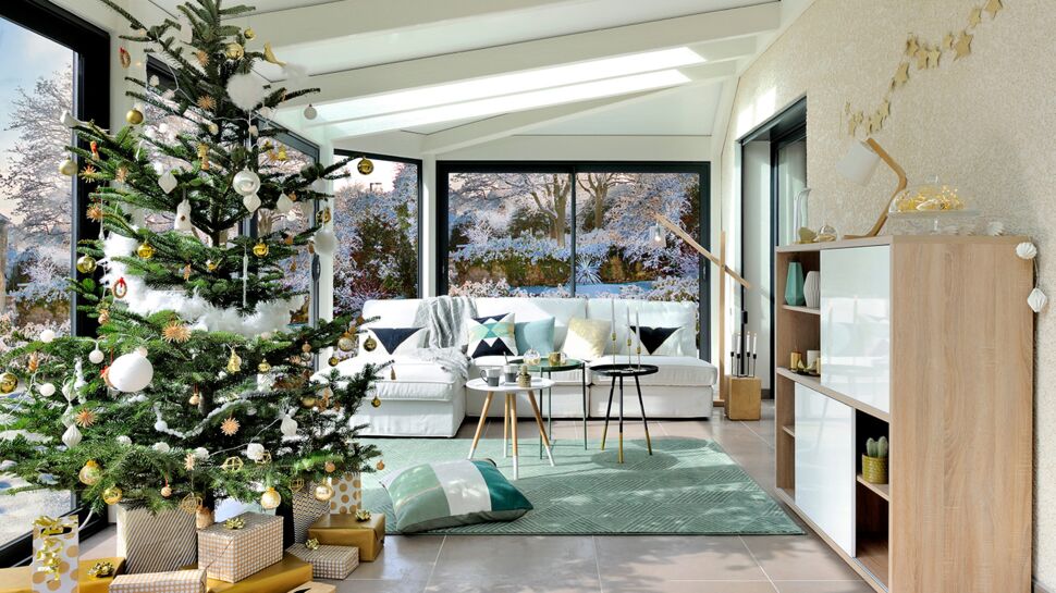 Déco de Noël : un salon moderne vert tendre