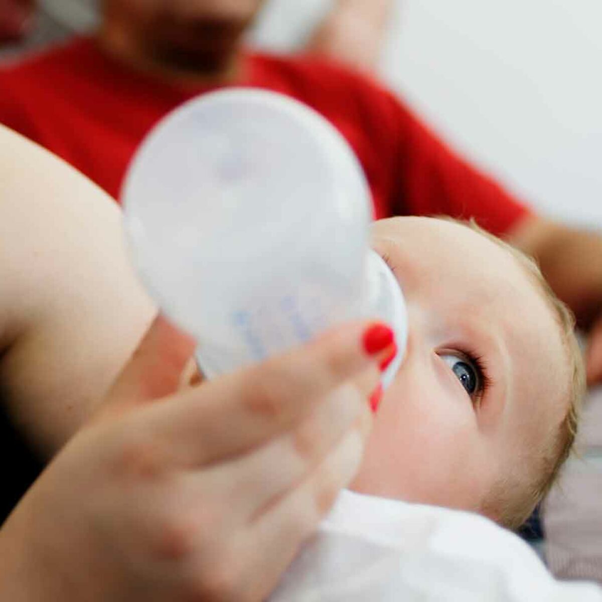 Lait Infantile Comment Gerer Un Passage Au Biberon En Toute Serenite Femme Actuelle Le Mag