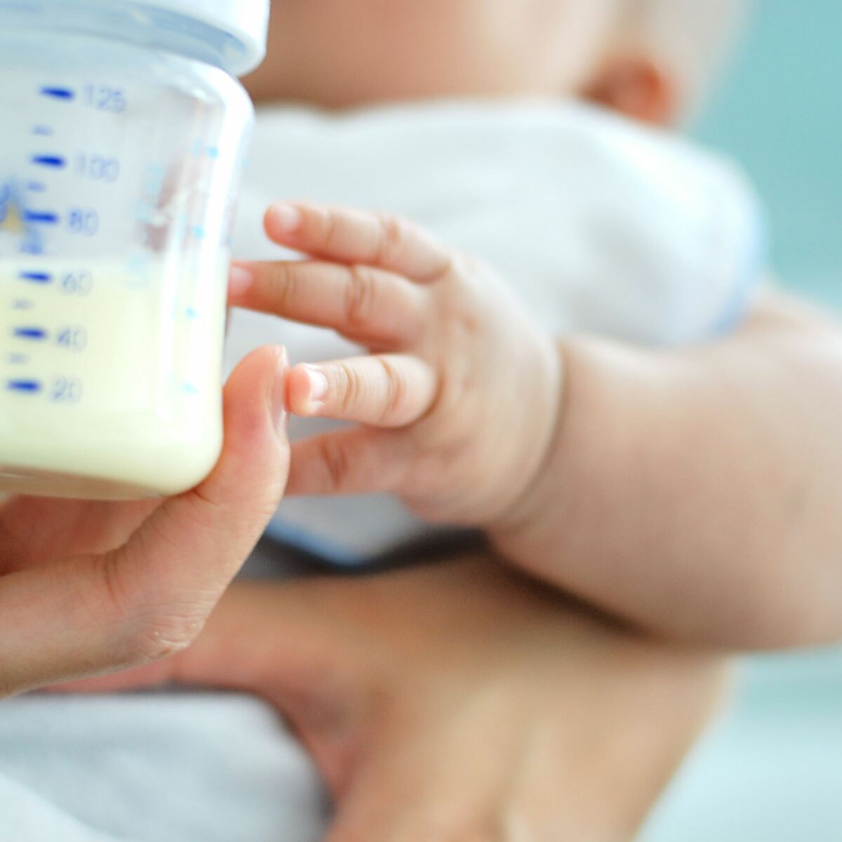 Comment bien préparer un biberon à bébé ? Doses & quantité de lait