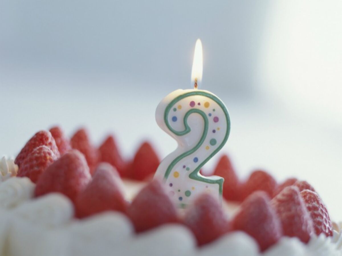 Gâteau d'anniversaire de 2 ans pour fille avec chiffre sur fond de