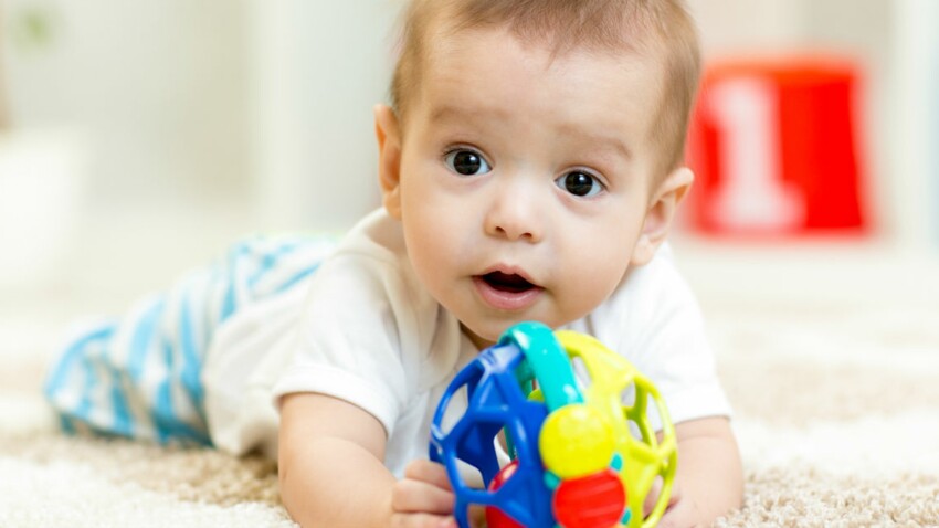 Bébé a 6 mois : ce qu'il faut savoir sur son développement