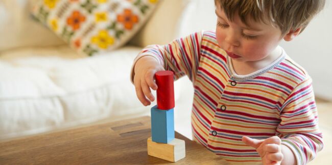 10 jeux inspirés de la pédagogie Montessori pour s'amuser avec Bébé