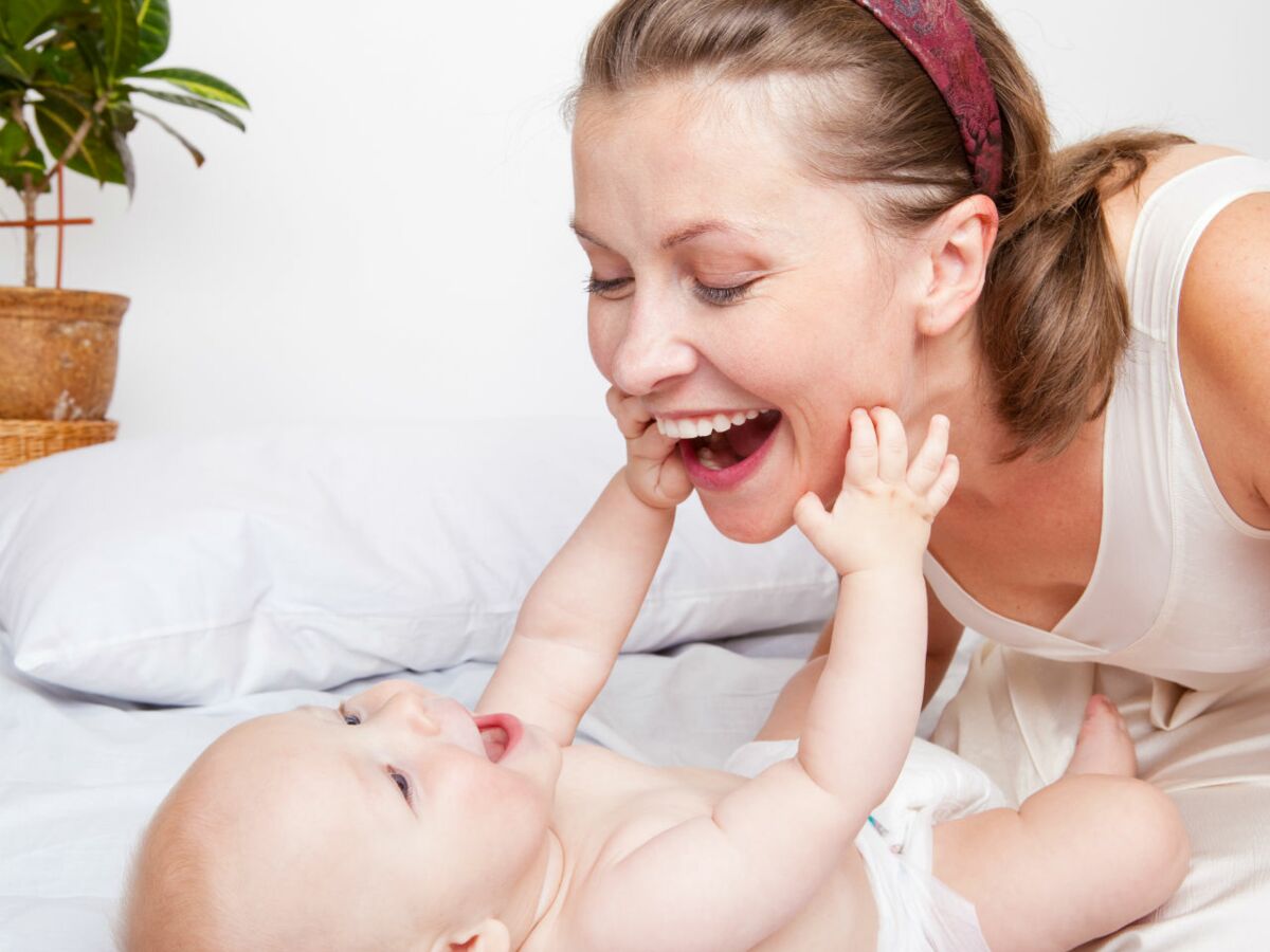 Les sensations corporelles : l'éveil de votre bébé à 2 mois - Grandir.
