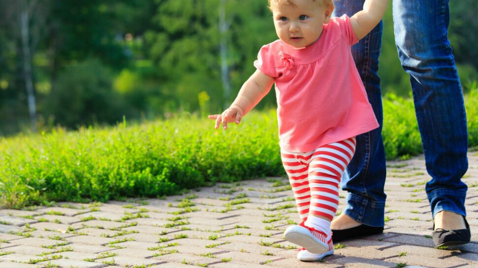 Premiers pas de bébé : avec ou sans chaussures ?