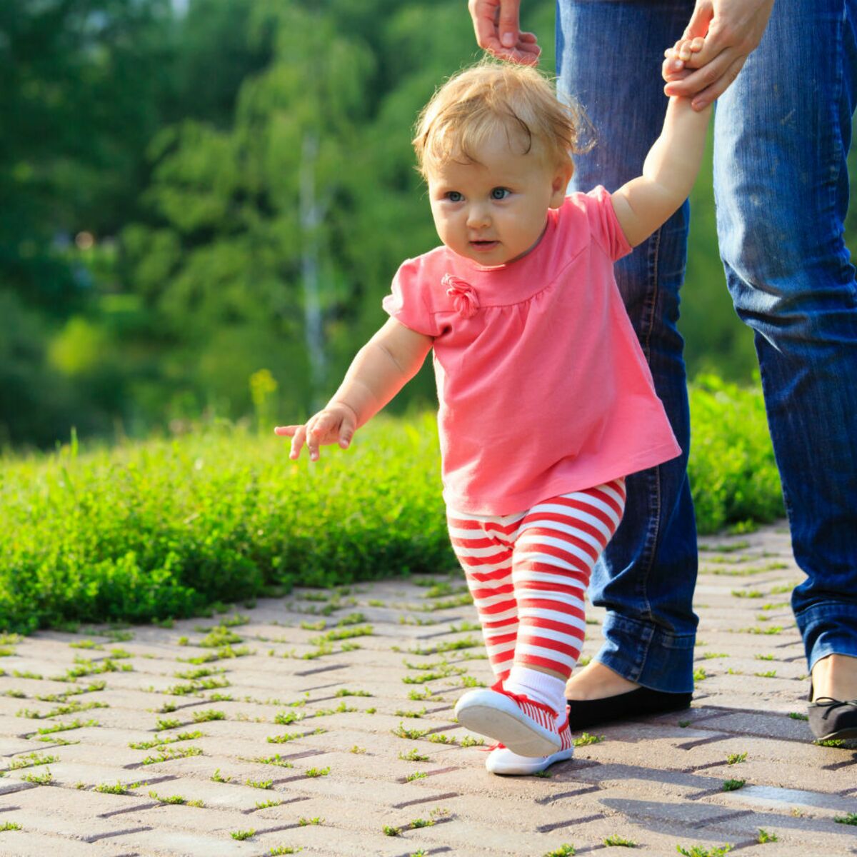 Включи дети ходят. Ходьба дети. Первые шаги малыша. Ребенок учится ходить. Ребенка учат ходить.