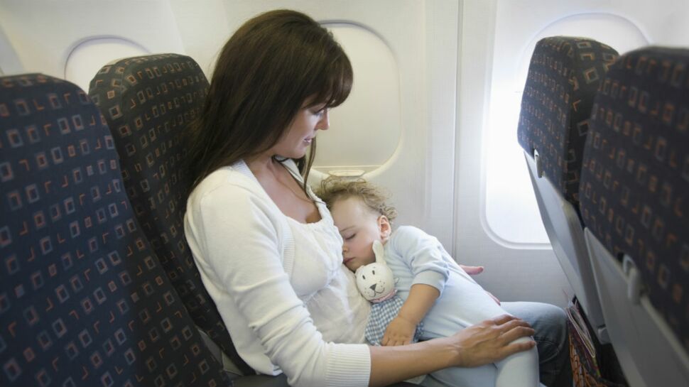 Les règles d’or du voyage en avion avec bébé