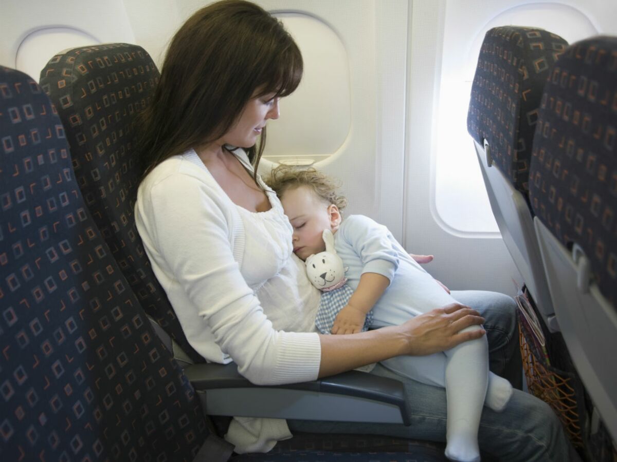Bien voyager en avion avec un bébé : nos conseils – Famille, couple & amour