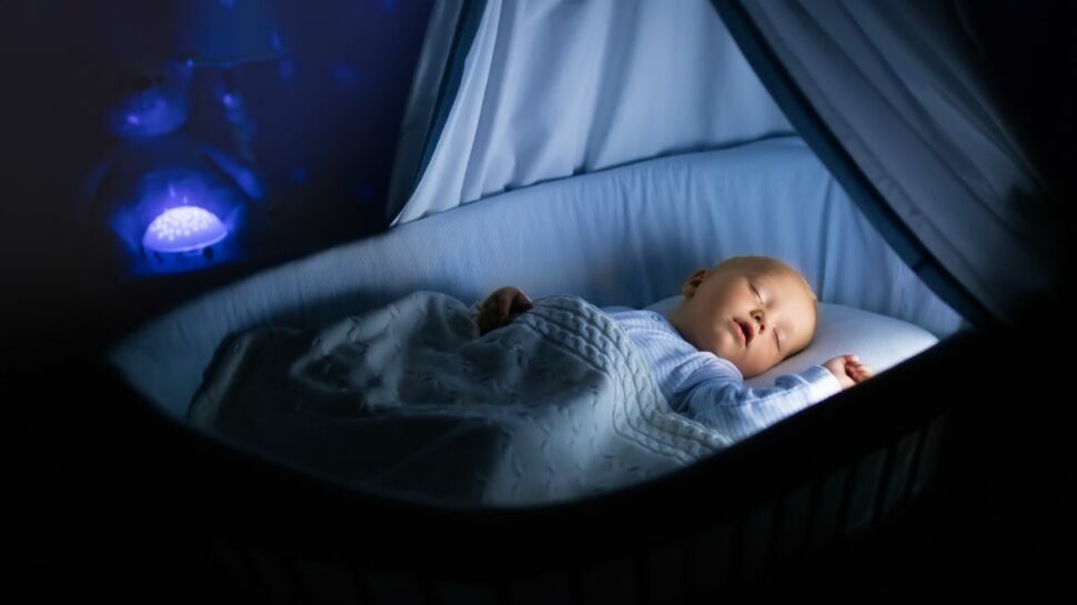 Bébé confond le jour et la nuit : comment l'aider ?