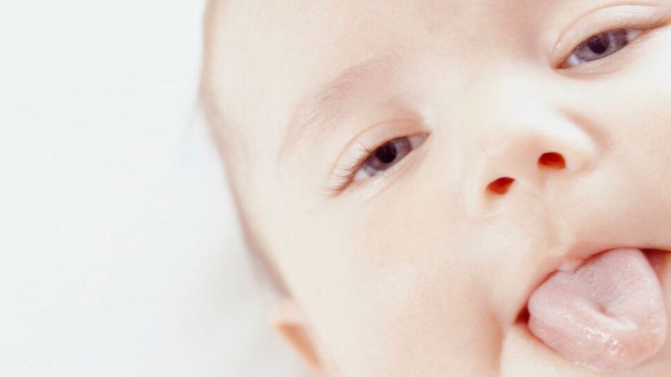 Pourquoi bébé a-t-il la langue blanche ?
