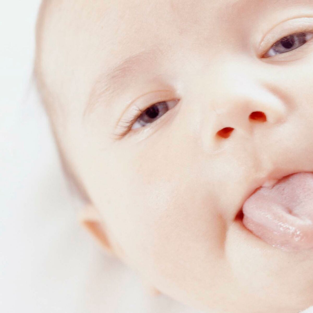 Pourquoi bébé a-t-il la langue blanche ? : Femme Actuelle Le MAG