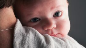 Rgo Du Nourrisson Comment Reconnaitre Les Symptomes Du Reflux Gastro Oesophagien Chez Bebe Femme Actuelle Le Mag