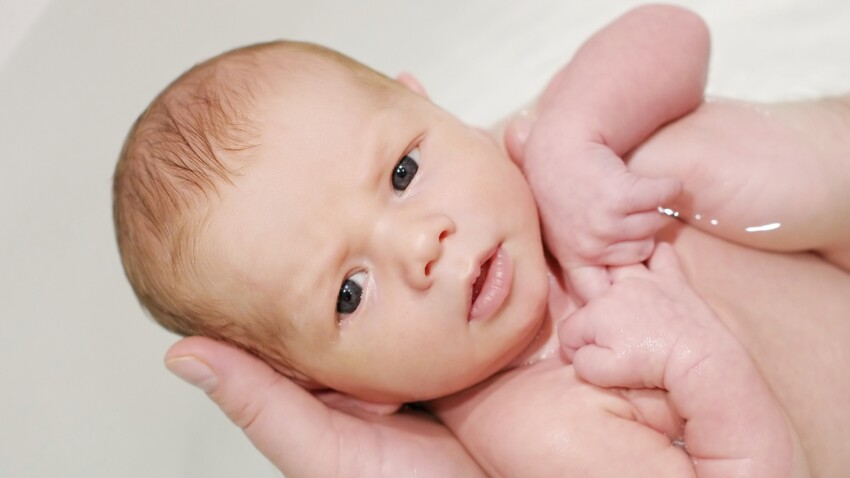 Donner Le Bain A Bebe Les Bons Gestes Video Femme Actuelle Le Mag