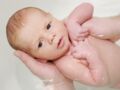 Donner le bain à bébé : les bons gestes (vidéo)