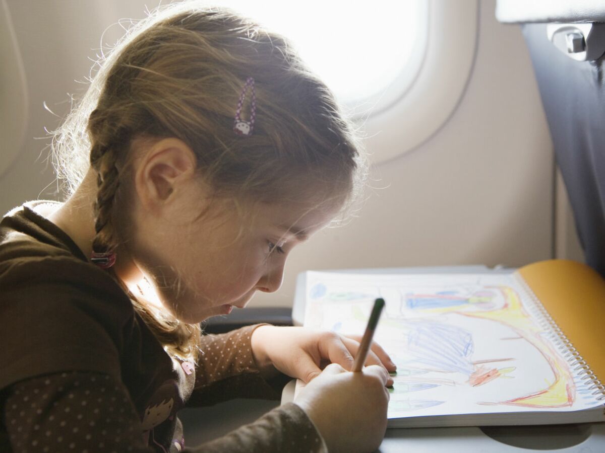 7 trucs pour occuper les enfants dans l'avion