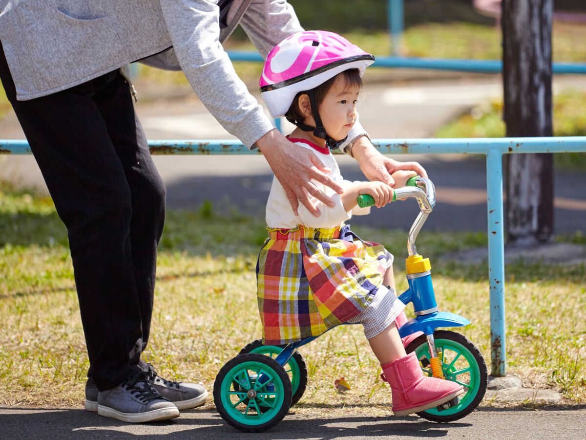 A partir de quel âge peut-on emmener un bébé sur un siège vélo ? – Tête à  Casque