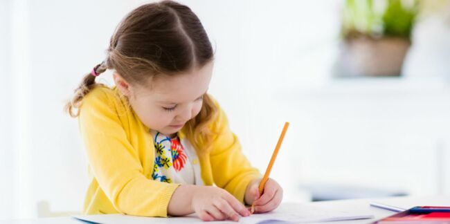 Latéralisation : mon enfant est gaucher, comment l’aider à l’école ?